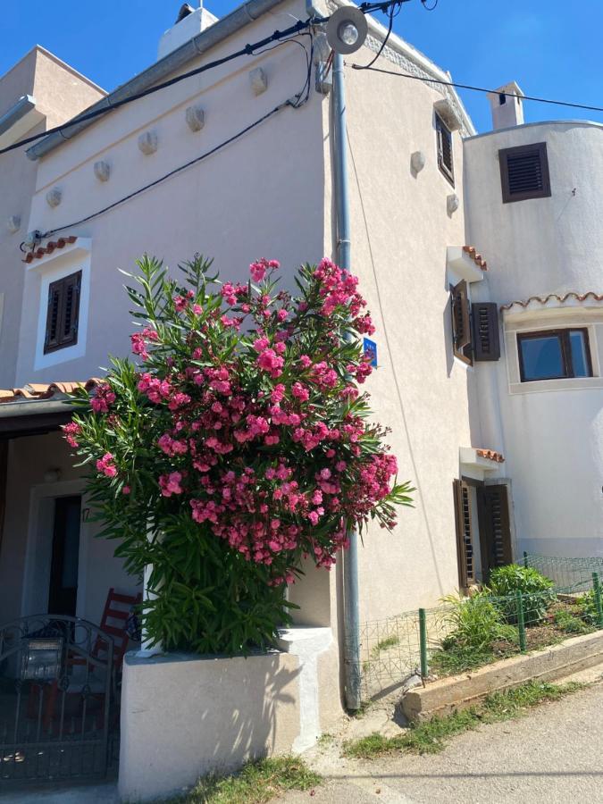 Vita Vacation Home Ustrine エクステリア 写真